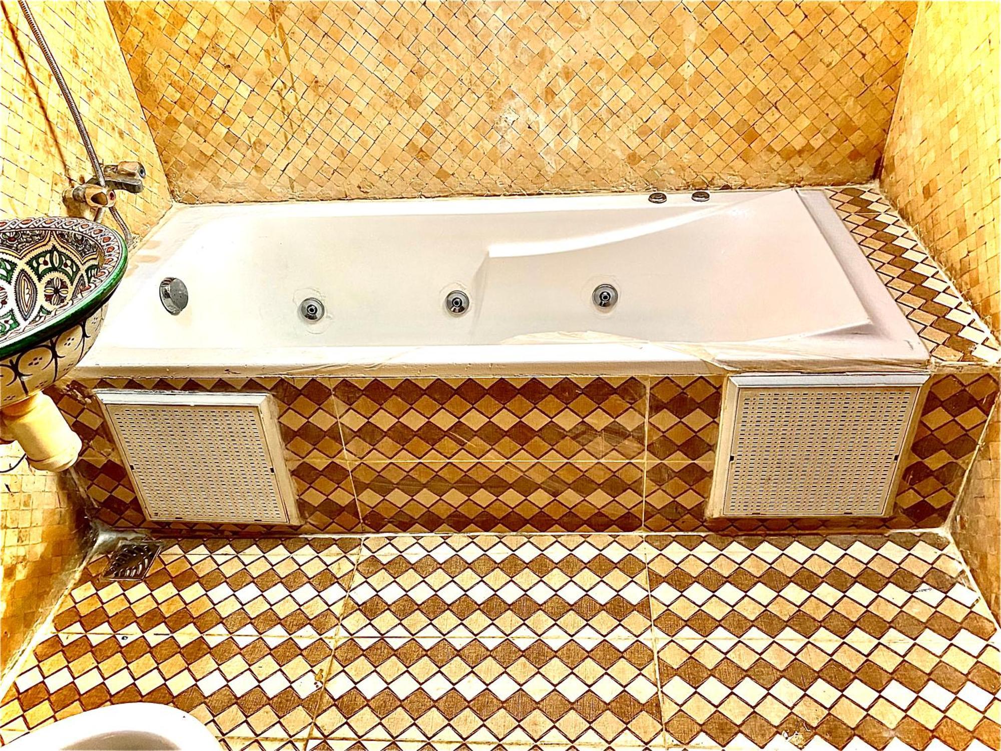 Riad Nezha Avec Jacuzzi Et 3 Piscines Au Coeur De Marrakesh Exterior photo