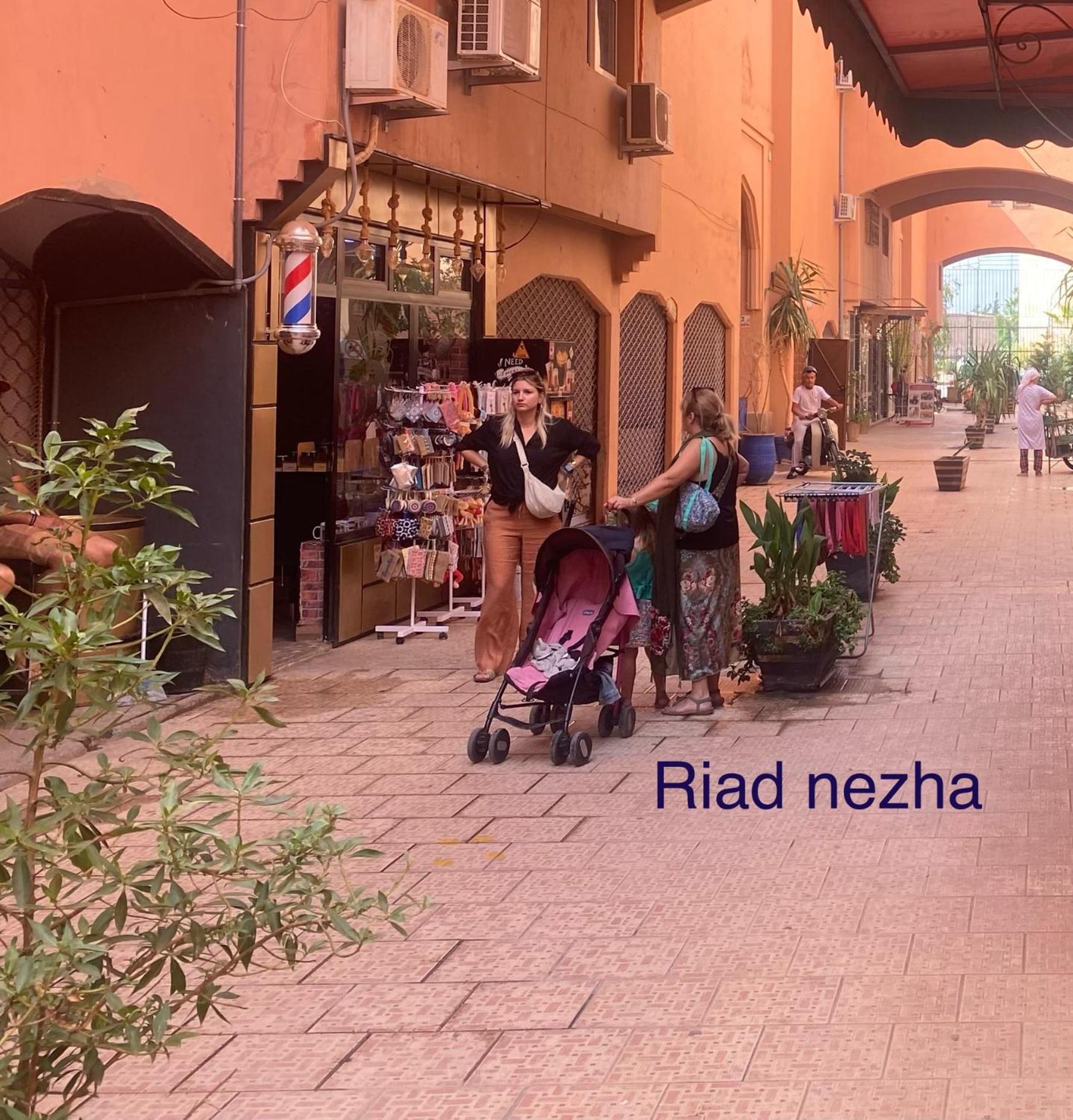 Riad Nezha Avec Jacuzzi Et 3 Piscines Au Coeur De Marrakesh Exterior photo